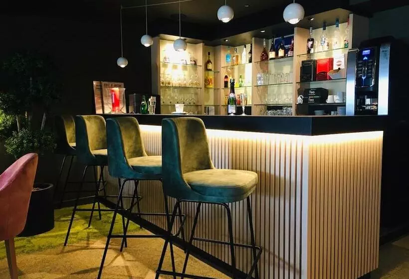 Отель The Originals Bernay Acropole