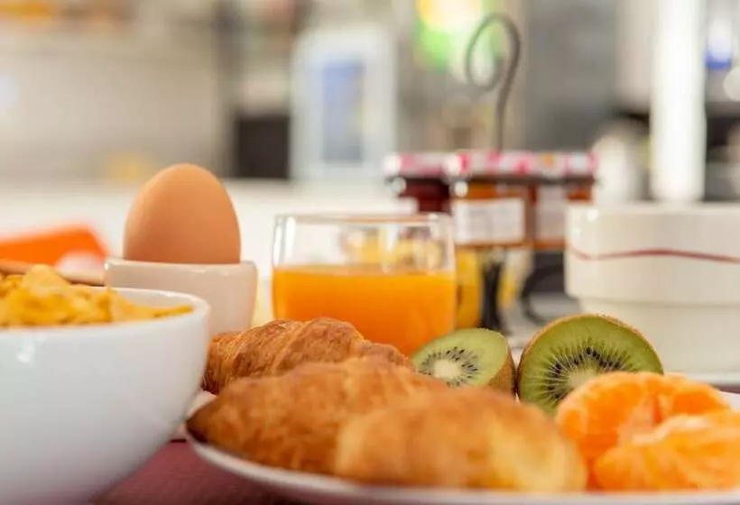 Отель The Originals Bernay Acropole