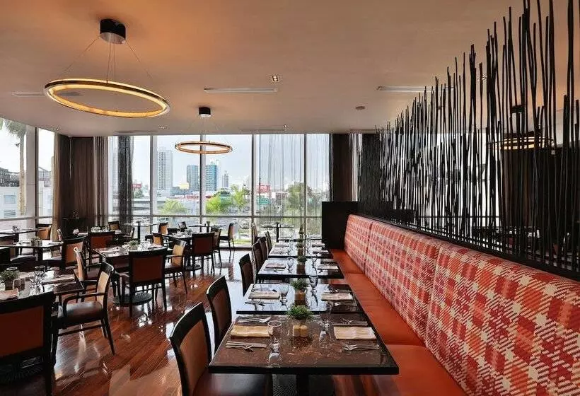 Отель Courtyard By Marriott Panama Multiplaza Mall