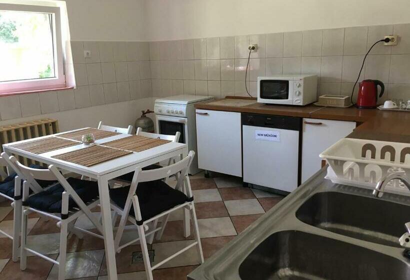 펜션 Bakonyi Kemencésház