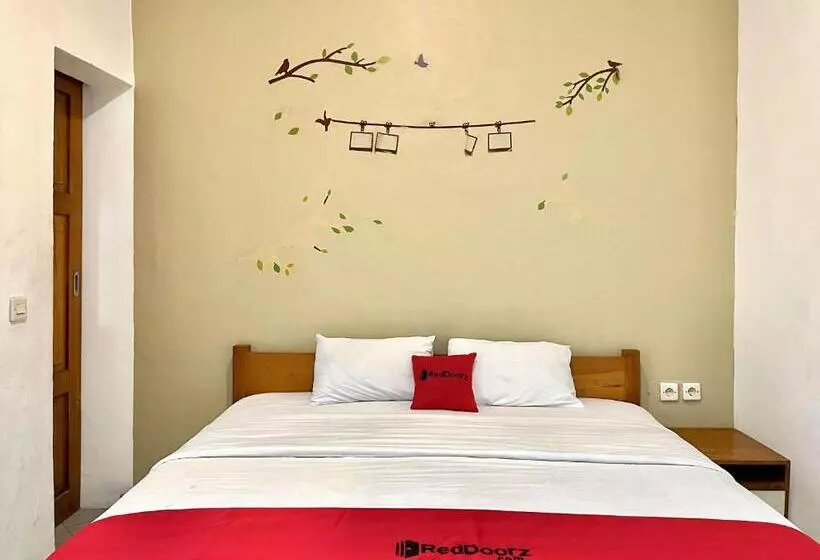 ホテル Reddoorz At Mystays Pemuda Cepu Blora