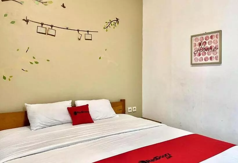 ホテル Reddoorz At Mystays Pemuda Cepu Blora