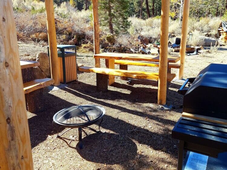 فندق على الطريق The Woodfords Inn