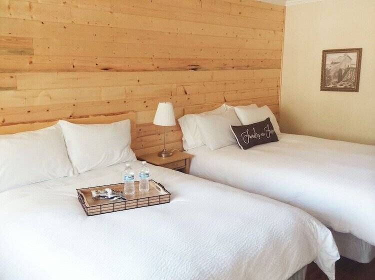 فندق على الطريق The Woodfords Inn