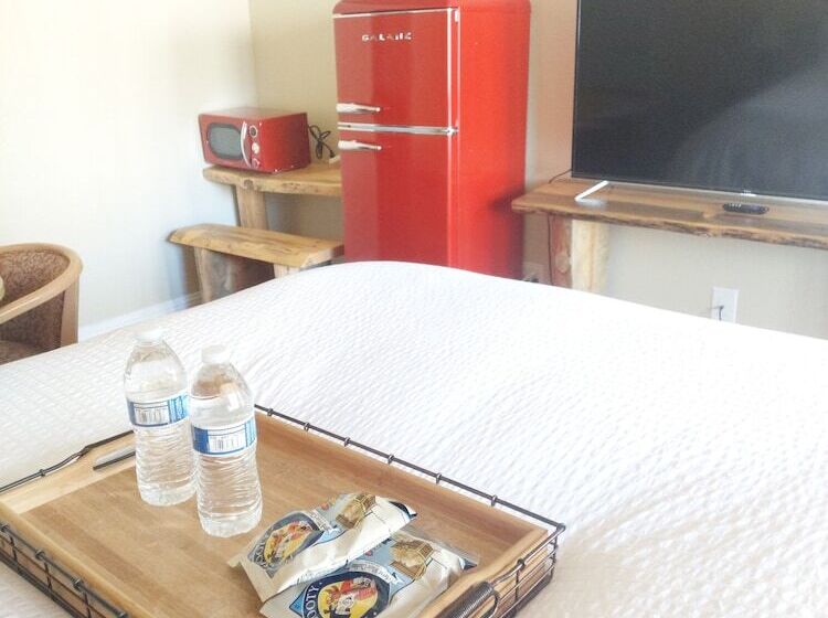 فندق على الطريق The Woodfords Inn