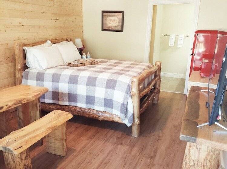 فندق على الطريق The Woodfords Inn