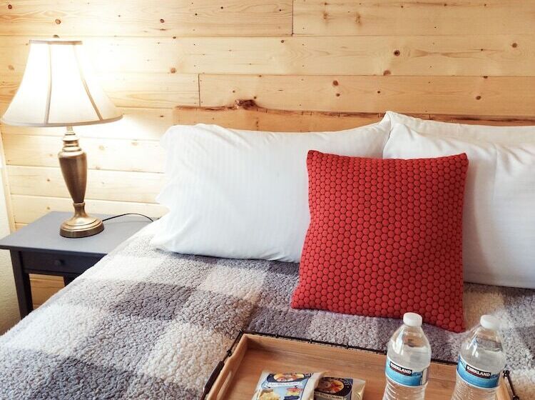 فندق على الطريق The Woodfords Inn