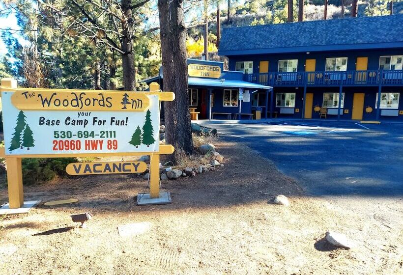 فندق على الطريق The Woodfords Inn