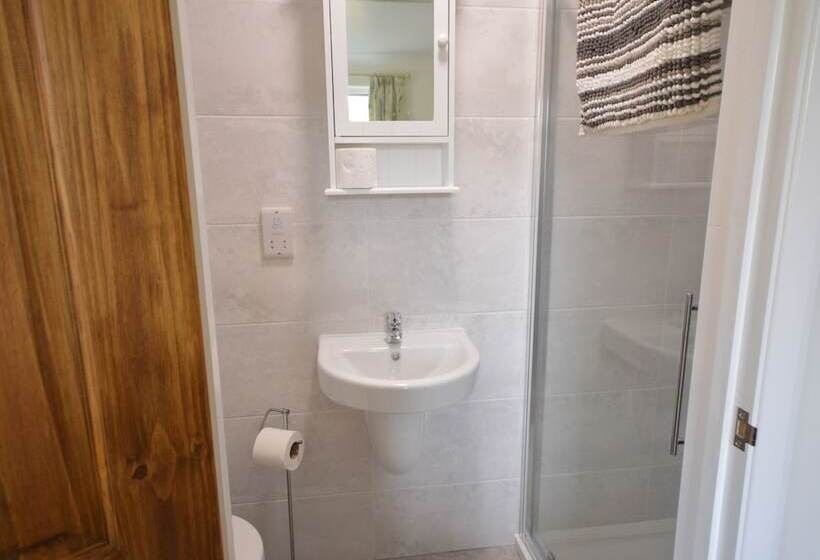 Queen Bower Farm Lodge