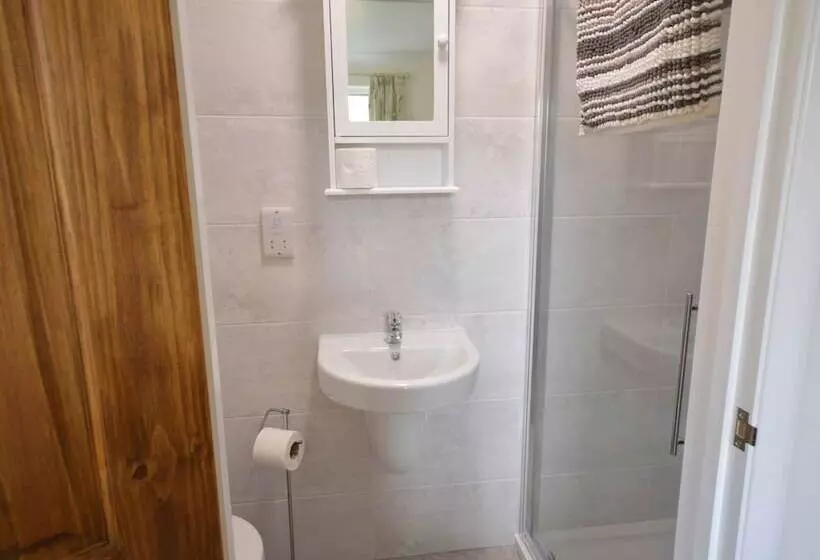 Queen Bower Farm Lodge