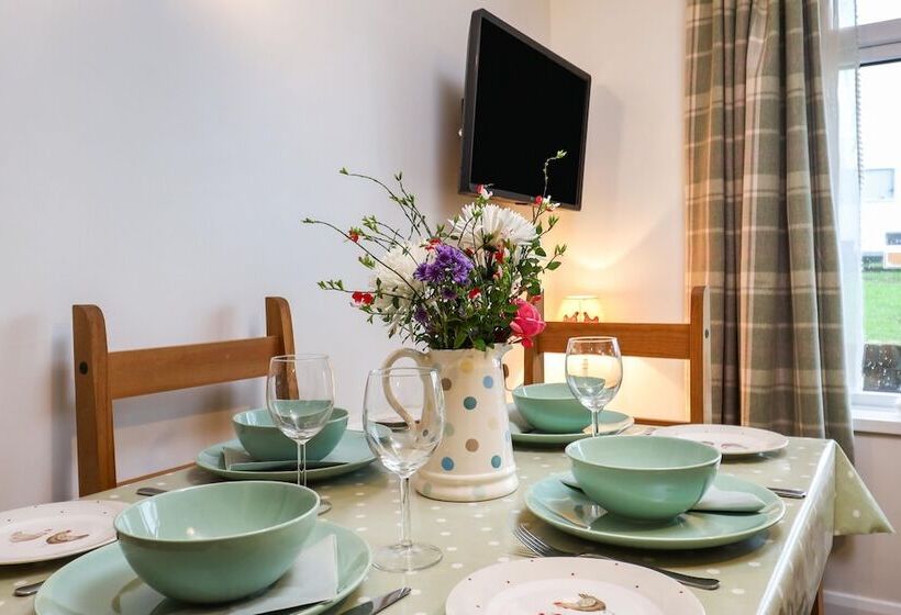 Queen Bower Farm Lodge