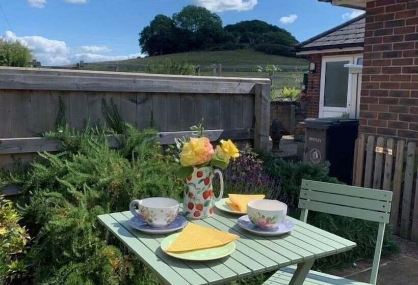 Queen Bower Farm Lodge