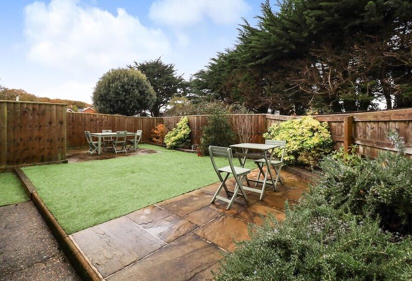 Queen Bower Farm Lodge