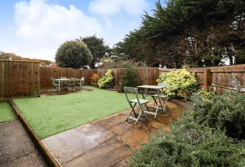 Queen Bower Farm Lodge