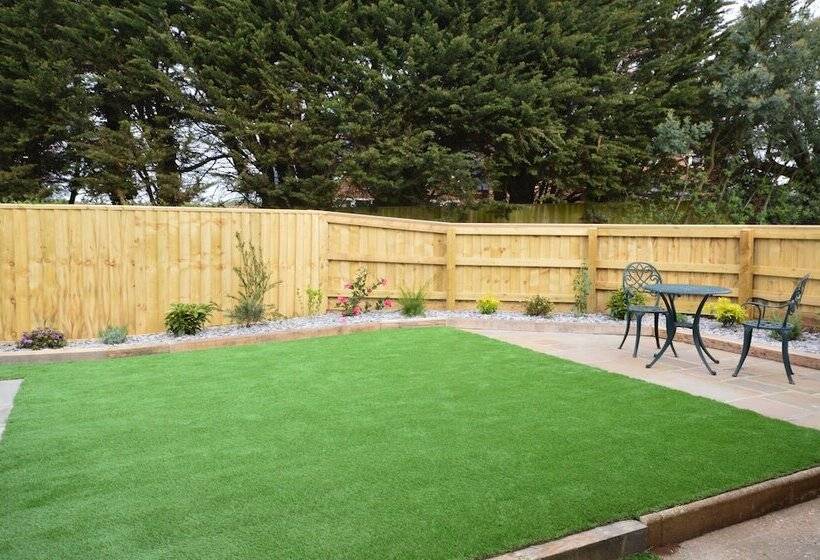 Queen Bower Farm Lodge