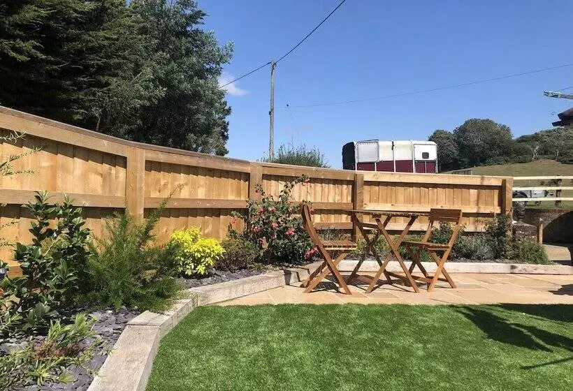 Queen Bower Farm Lodge