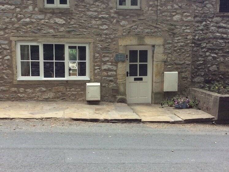 Ingleton   2 Bed Cottage   Sleeps 4   Pet Friendly