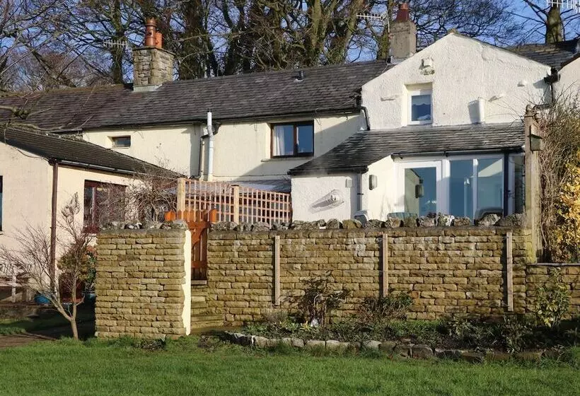 Ingleton   2 Bed Cottage   Sleeps 4   Pet Friendly