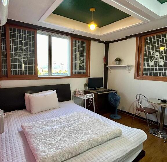 Motelli Changwon Masan White