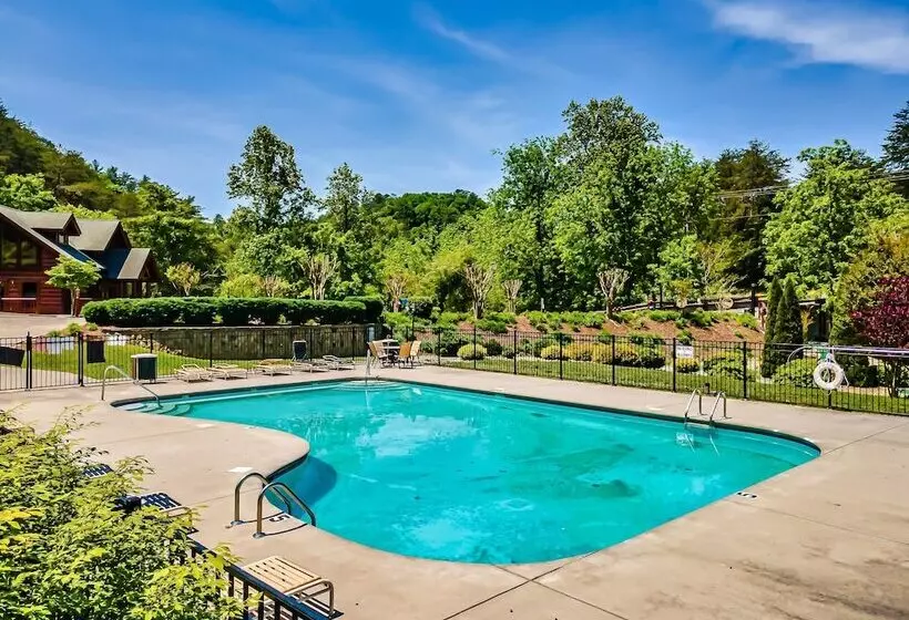 Bear Vista Retreat W Hottub Pool View