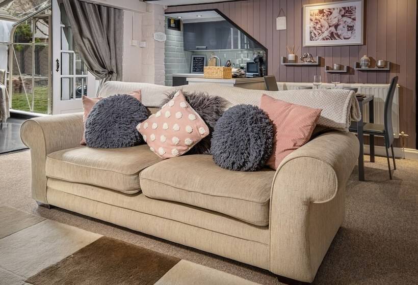 Cosy Cottage In Lytham St Annes   Close To Beach