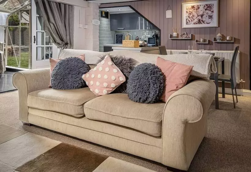 Cosy Cottage In Lytham St Annes   Close To Beach