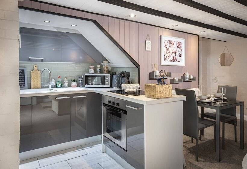 Cosy Cottage In Lytham St Annes   Close To Beach