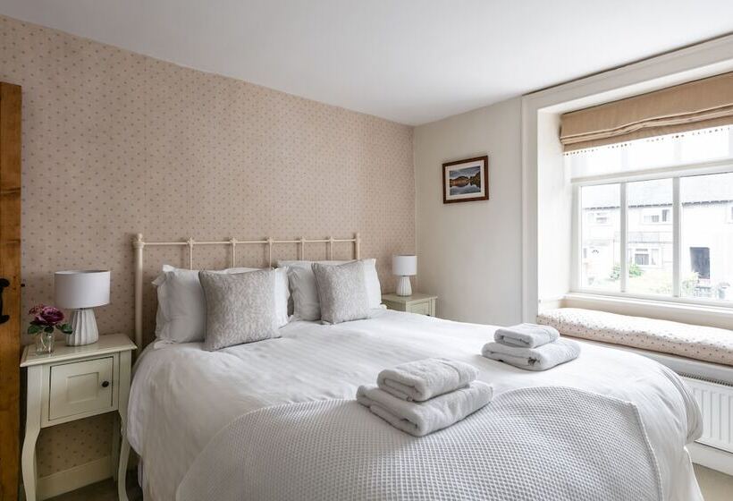 Maggie Puddle Cottage