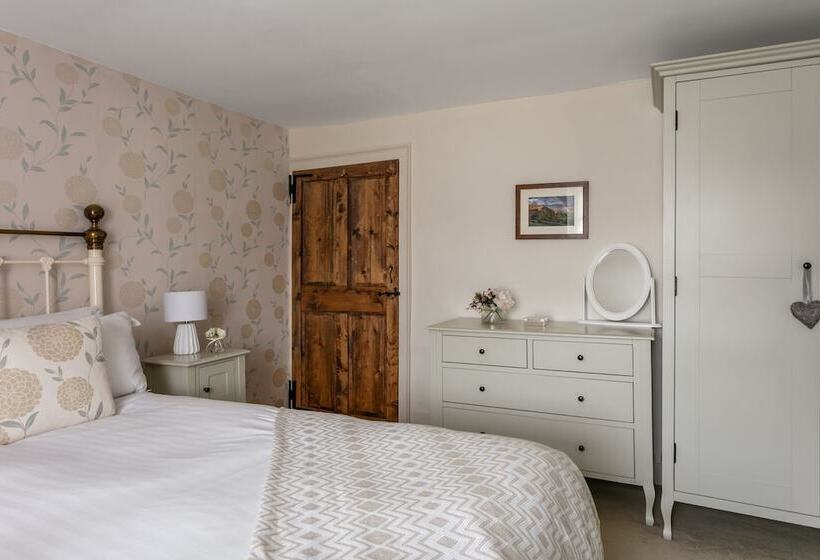 Maggie Puddle Cottage