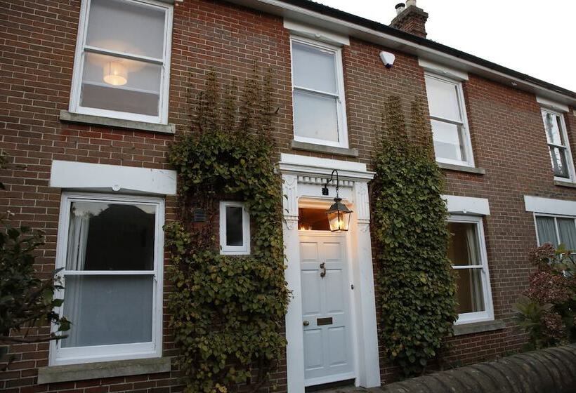 פנסיון Saddlers