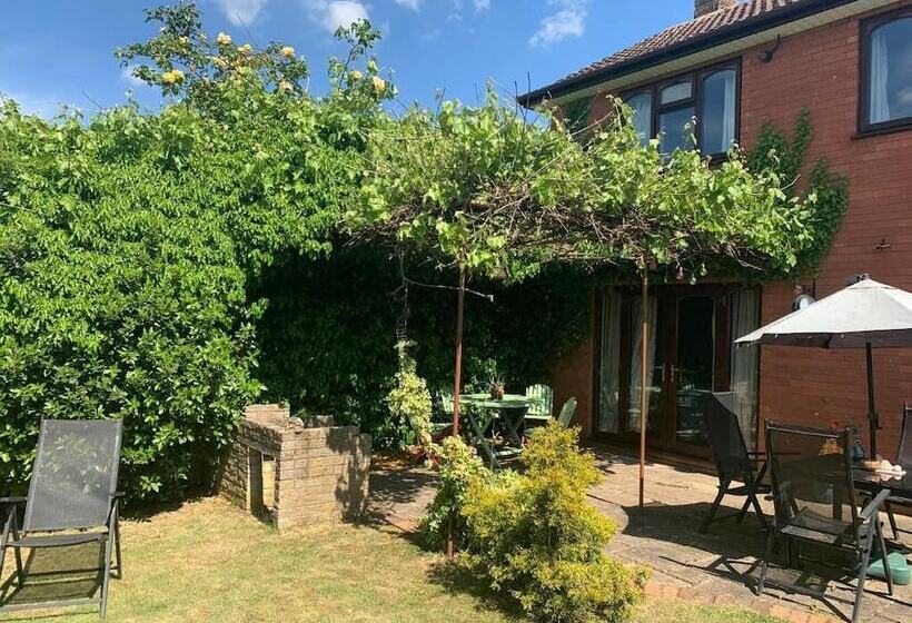 The Cedars House B&b