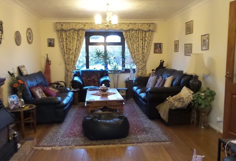 The Cedars House B&b