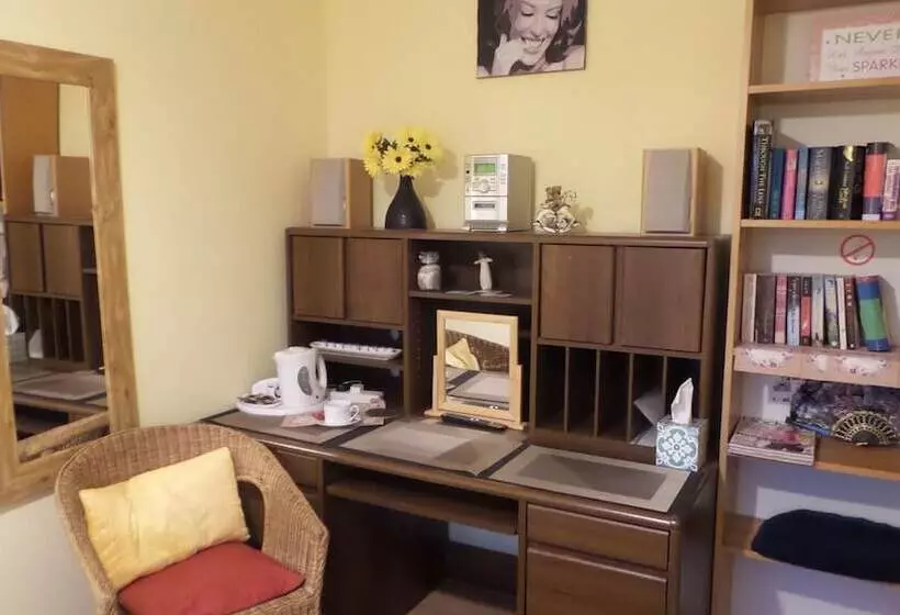 The Cedars House B&b