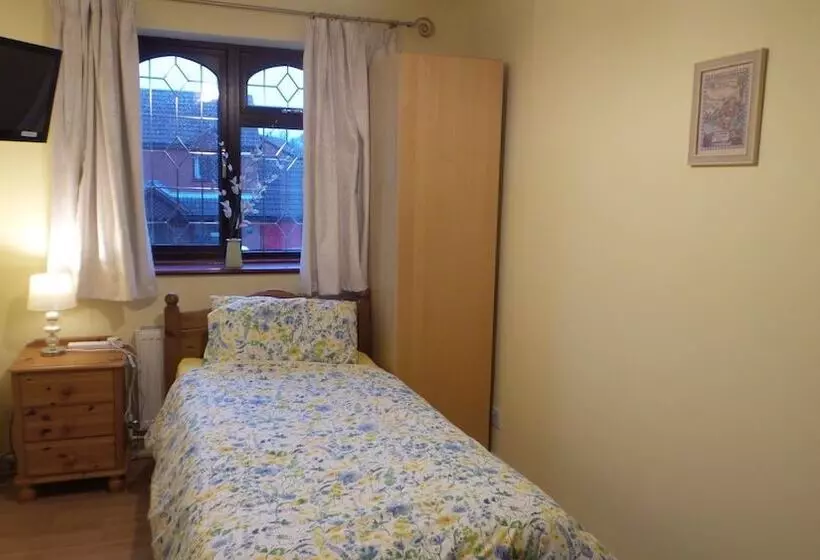 The Cedars House B&b