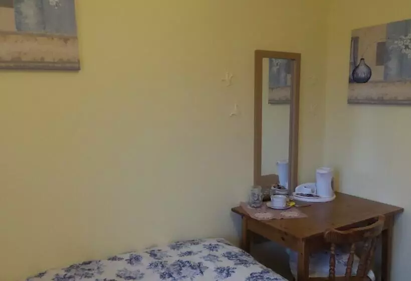 The Cedars House B&b