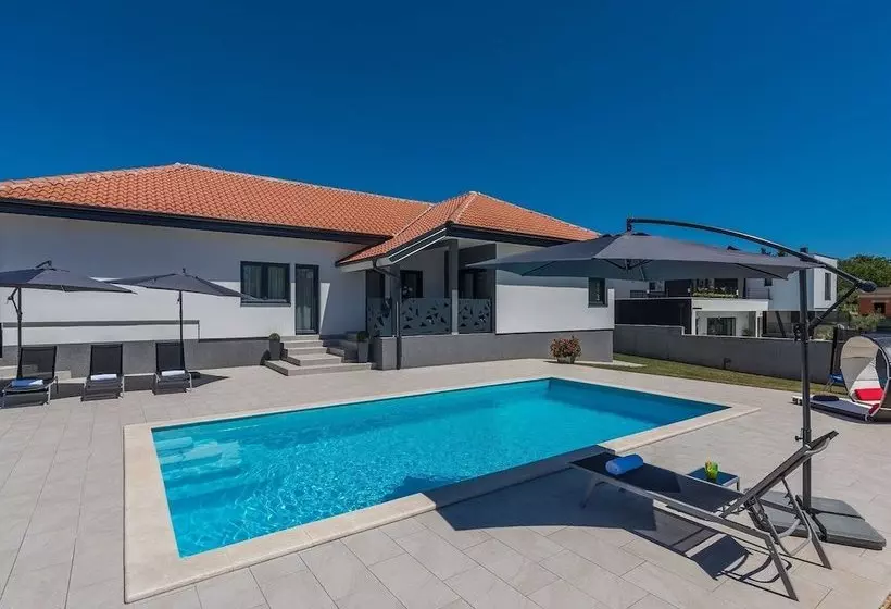 New And Modern Villa With Private Pool And Summer Kitchen In Central Istria