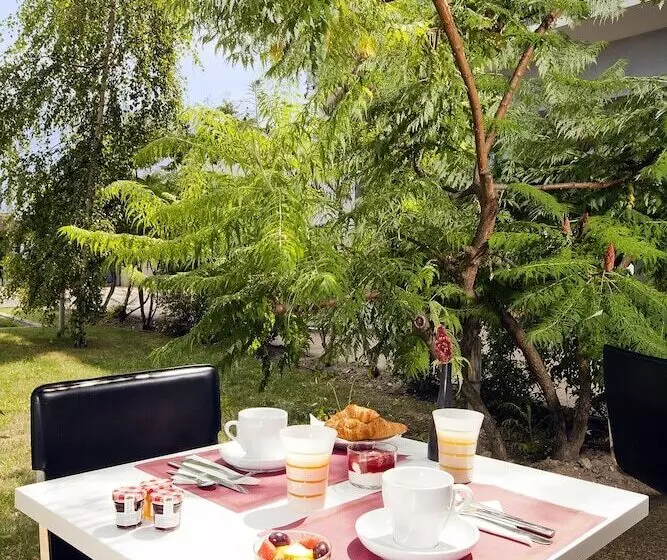 בית מלון כפרי Residhome Carrieres La Defense