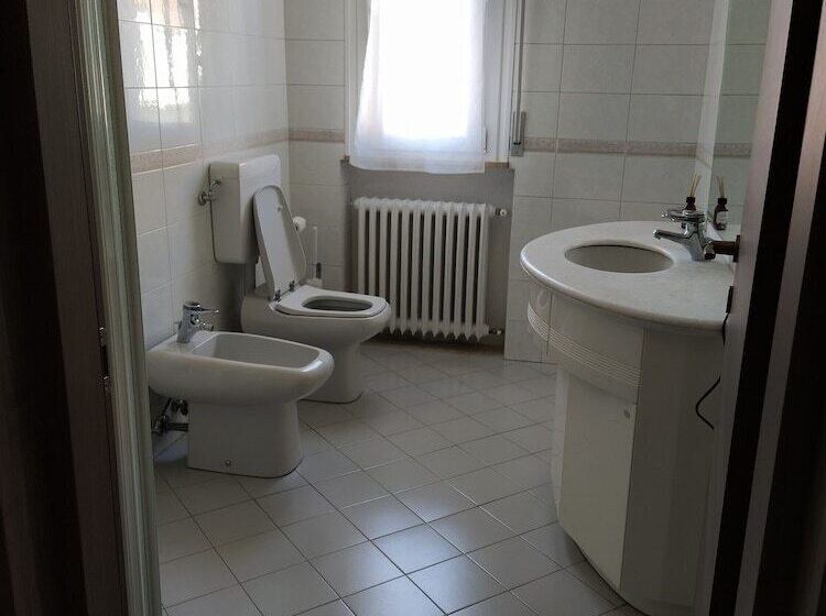 تختخواب و صبحانه Domus Cesena