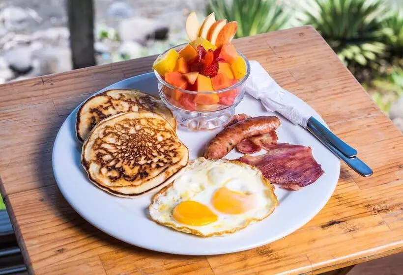 Hotelli Punta Mango Surf & Beachfront Resort