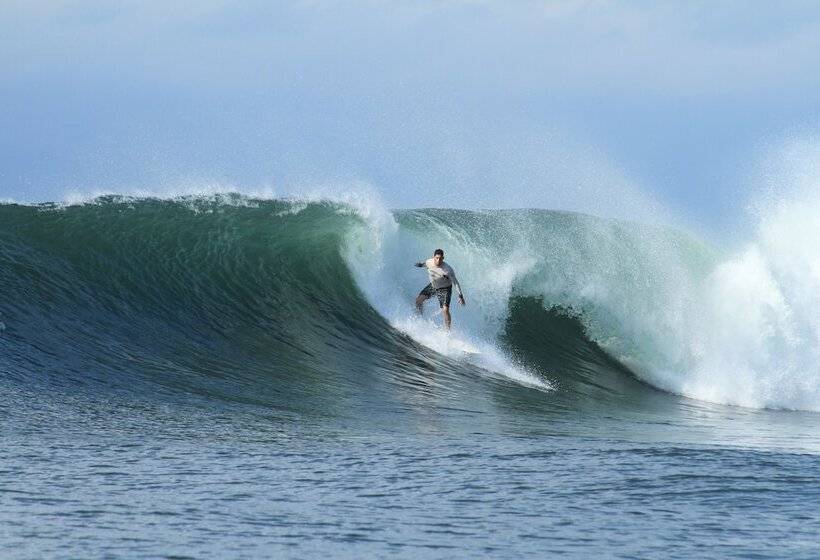 هتل Punta Mango Surf & Beachfront Resort