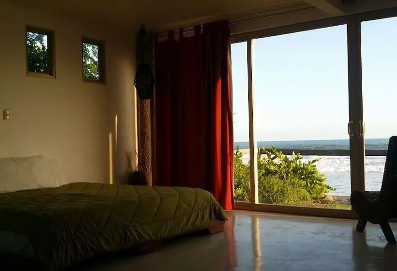 Hotelli Punta Mango Surf & Beachfront Resort