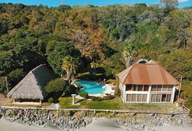 Hotelli Punta Mango Surf & Beachfront Resort