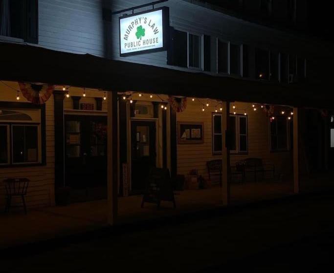 הוסטל Murphys Law Inn 2