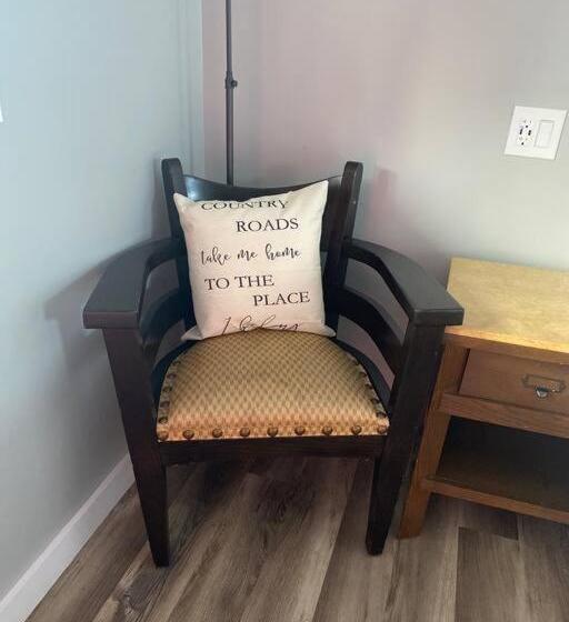 הוסטל Murphys Law Inn 2