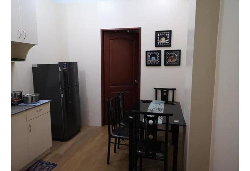 בית מלון כפרי Oyo 794 Regatta Residences