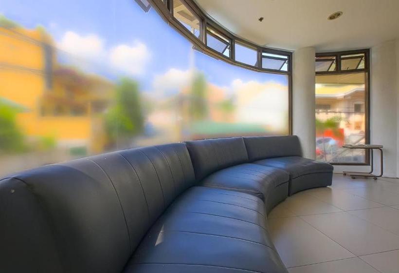 בית מלון כפרי Oyo 794 Regatta Residences