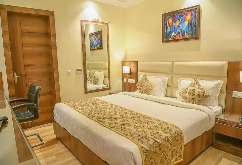 هتل Hira Inn 10mins From Railway Station & Bus Station