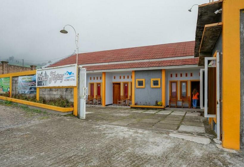 Отель Reddoorz Near Candi Cetho Karanganyar