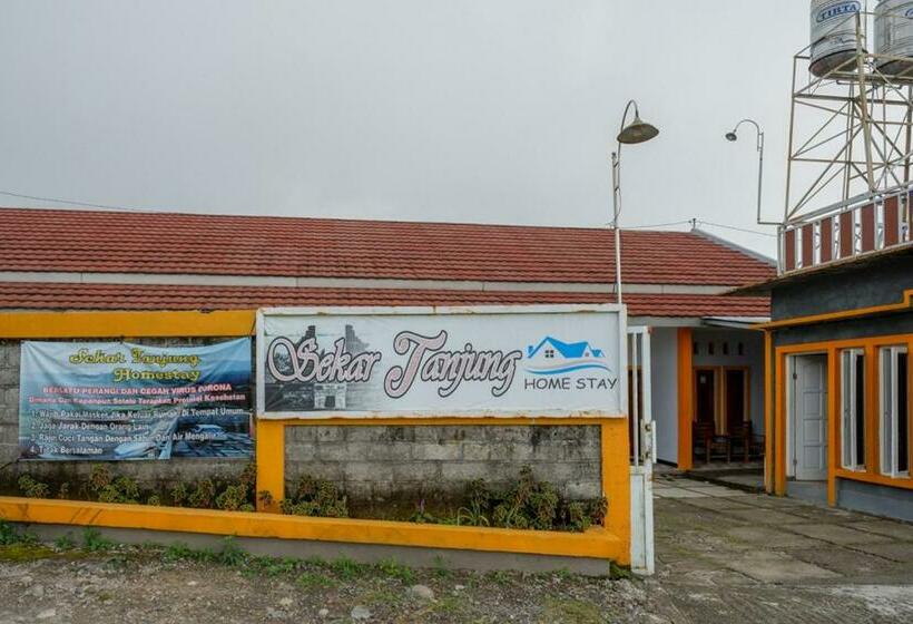 Отель Reddoorz Near Candi Cetho Karanganyar