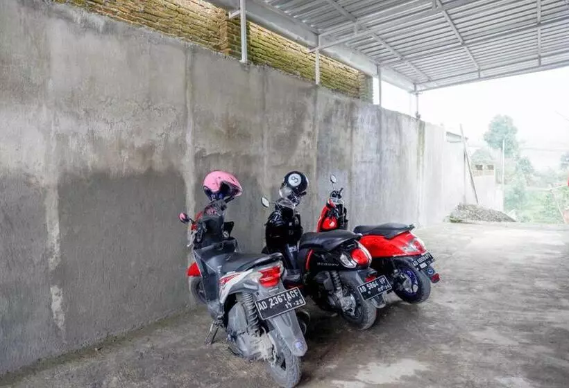 ホテル Reddoorz Near Candi Cetho Karanganyar